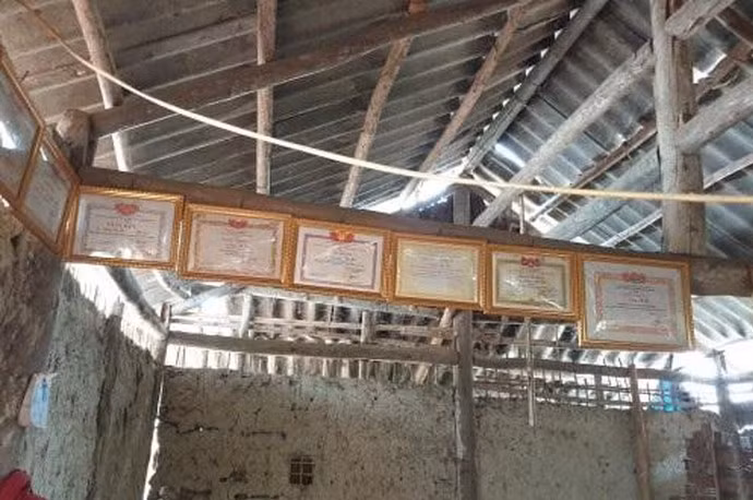 Trong ngôi nhà vách đất, có lẽ điều tự hào nhất của hai vợ chồng chính là bằng, giấy khen của các con.