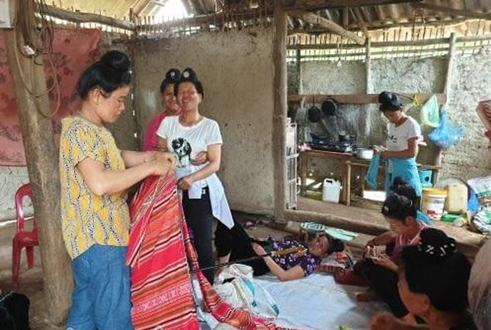 Trong căn nhà lụp xụp, chị So khóc không thành tiếng: "Lúc 18h tối qua (16/6), 2 đứa vừa gọi điện cho tôi và bảo: "Chúng con nhớ bố mẹ, nhớ nhà lắm. Được nghỉ 1 tuần nên tối nay chúng con bắt xe về nhà giúp bố mẹ làm nương". Sáng nay, biết được tin xe khách chở 2 con gặp nạn, cái Hà đã.... Con ơi, về với bố mẹ, về nhà đi...".