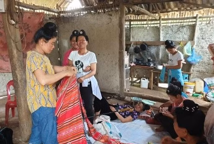 Trong căn nhà lụp xụp, chị So khóc không thành tiếng: "Lúc 18h tối qua (16/6), 2 đứa vừa gọi điện cho tôi và bảo: "Chúng con nhớ bố mẹ, nhớ nhà lắm. Được nghỉ 1 tuần nên tối nay chúng con bắt xe về nhà giúp bố mẹ làm nương". Sáng nay, biết được tin xe khách chở 2 con gặp nạn, cái Hà đã.... Con ơi, về với bố mẹ, về nhà đi...".