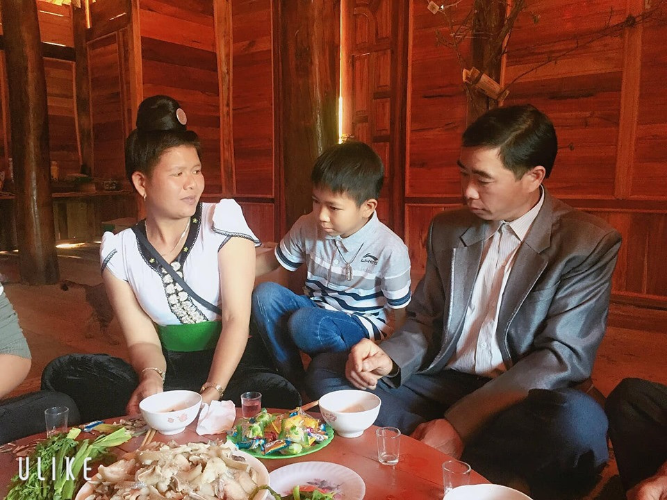 Trên trang cá nhân của hai chị em Lường Thi Thu và Lường Thị Hà đều để ảnh bìa hình bố mẹ và em trai.