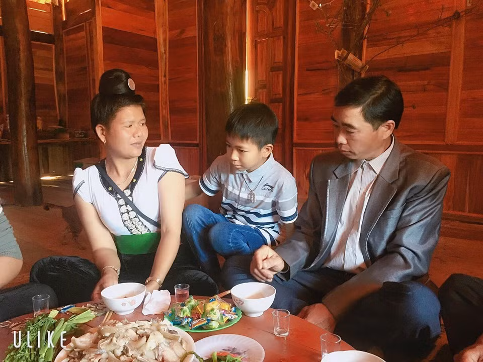 Trên trang cá nhân của hai chị em Lường Thi Thu và Lường Thị Hà đều để ảnh bìa hình bố mẹ và em trai.