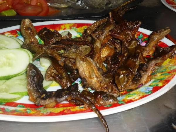 Thằn lằn núi được chế biến thành nhiều món như băm nhỏ xào với tiêu xanh ăn kèm bánh tráng và lá lốt...