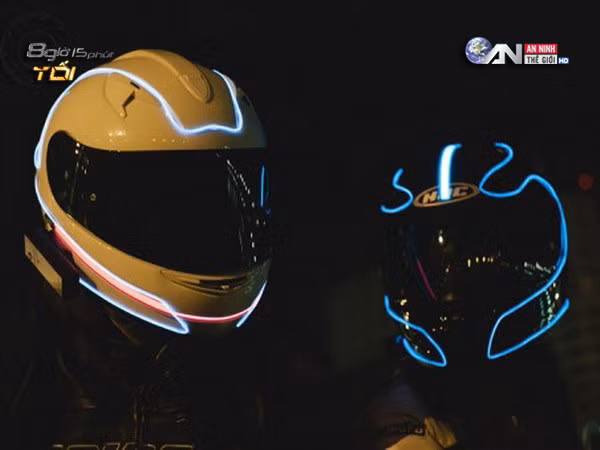 Cận cảnh mũ bảo hiểm có khả năng phát sáng thú vị.