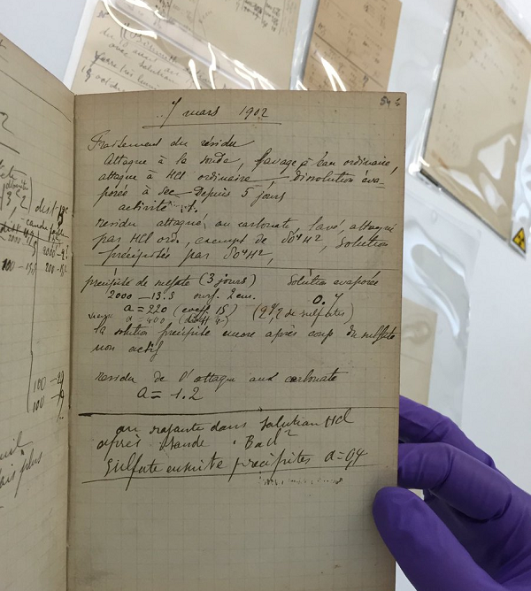 Tức là sau 1.600 năm nữa, lượng phóng xạ này sẽ chỉ giảm đi một nửa so với ban đầu, chứ không hoàn toàn biến mất. Điều này khiến những du khách hiếu kỳ muốn được chiêm ngưỡng tận mắt cuốn sổ sẽ phải mặc ra bên ngoài một bộ quần áo bảo hộ chuyên dụng, cũng như kí giấy chịu trách nhiệm hoàn toàn cho bất kì sự cố nào có thể xảy ra.