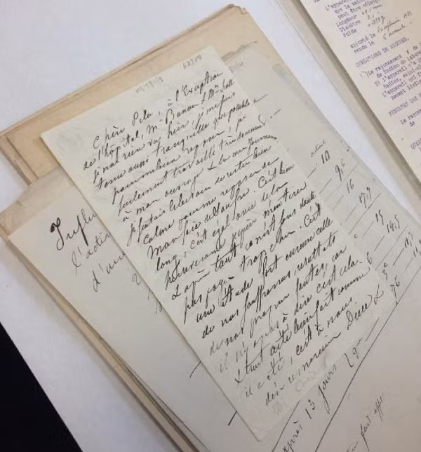 Radium-226 được xếp vào nhóm độc tính phóng xạ cao nhất. Người ta đánh giá nếu ăn (hoặc uống) phải một lượng 2,5mg Ra-226 thì người đó sẽ chịu một liều chiếu xạ hiệu dụng 25Sv, trong khi đó xác suất để mắc bệnh ung thư và dẫn đến tử vong đối với 1Sv là 4%.