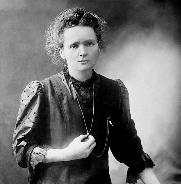 Ngay cả cô con gái Irene Joliot-Curie, người cũng từng nhận giải Nobel Hóa học, cũng chết vì bệnh bạch cầu, có thể là hậu quả trực tiếp của việc mẹ cô thường xuyên tiếp xúc với mức độ phóng xạ cao.