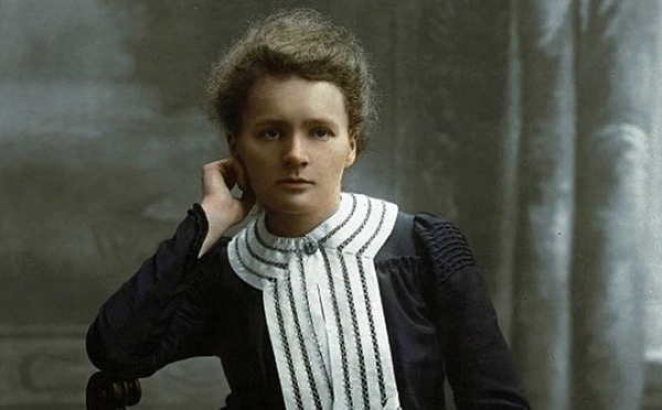 Phần lớn các nghiên cứu của bà tập trung vào hiện tượng phóng xạ. Thật không may, vì những tác động tiêu cực của bức xạ đối với sức khỏe con người chưa được biết đến vào thời điểm đó, nên Curie đã không tự bảo vệ mình trong các thí nghiệm.