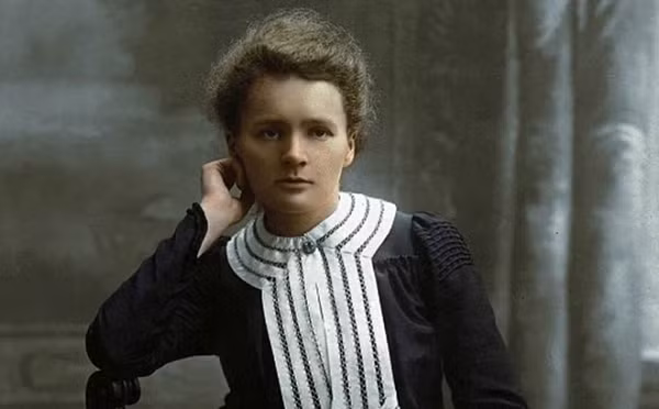 Phần lớn các nghiên cứu của bà tập trung vào hiện tượng phóng xạ. Thật không may, vì những tác động tiêu cực của bức xạ đối với sức khỏe con người chưa được biết đến vào thời điểm đó, nên Curie đã không tự bảo vệ mình trong các thí nghiệm.