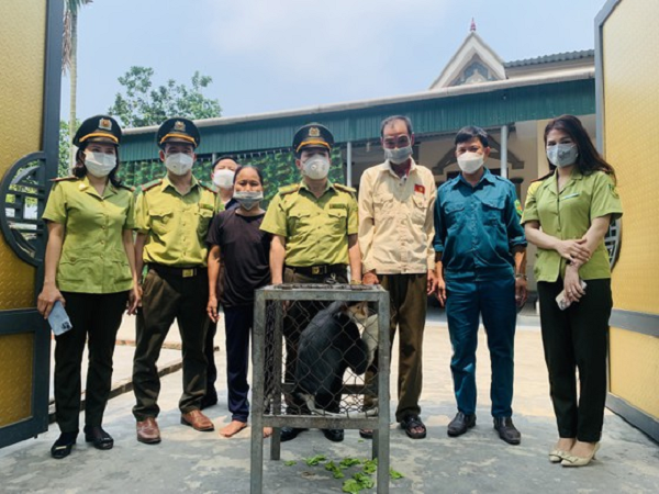 Chà vá chân nâu (Pygathrix nemaeus) là một loài linh trưởng đặc hữu quý hiếm và đang trong tình trạng nguy cấp tại Việt Nam. Loài này thuộc Danh mục động vật rừng nguy cấp, quý, hiếm nhóm IB được sách đỏ Việt Nam và tổ chức Liên minh Quốc tế Bảo tồn thiên nhiên và tài nguyên thiên nhiên (IUCN) xếp ở mức nguy cấp (EN).