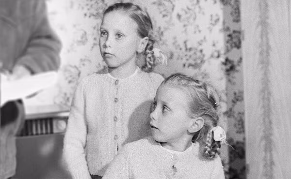 Gia đình họ chuyển đến sát biển, tại Vịnh Whitley khi cặp song sinh được 3 tháng tuổi. Hai năm sau, hai cô bé bắt đầu có các biểu hiện kỳ lạ. Chúng đòi những món đồ chơi mà các chị gái của chúng trước kia từng sở hữu, mặc dù chưa bao giờ nhìn thấy chúng.