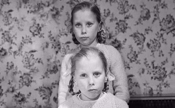 Cô bé này còn có một vết chàm giống hệt người chị quá cố Jacqueline, chúng đều có hình ngón tay cái, ở cùng một vị trí trên đùi trái. Không chỉ vậy, chân của Jennifer cũng có những đặc điểm rất giống với chị gái Jacqueline.