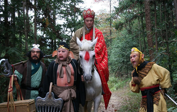 Tôn Ngộ Không vừa cứu được sư phụ nhưng đổi lại bị giáo huấn nên đã tức giận ném chiếc mũ Đường Tăng khâu xuống đất rồi bỏ đi. Tuy nhiên, trong nguyên tác, thực chất 6 cường đạo này là 6 con yêu quái hoá thành.