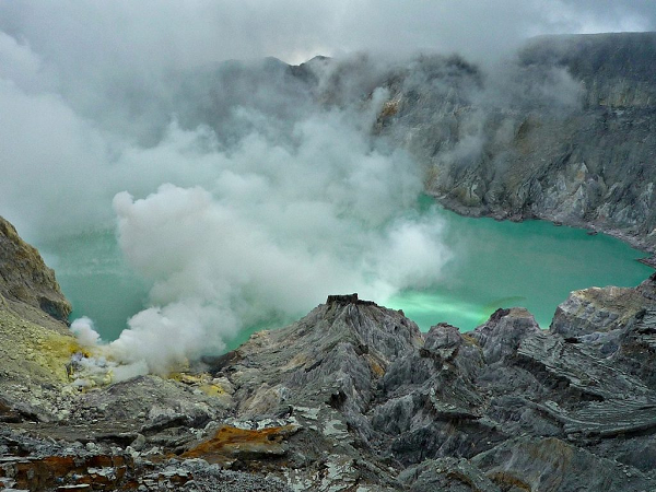Hơi khói tỏa ra từ miệng núi lửa này chứa khí hydrogen sulfide và sulfur dioxide độchại. Thế nhưng, vì mưu sinh mà những người khai thác lưu huỳnh tại đây phải làm việc 24/24.