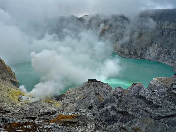 Hơi khói tỏa ra từ miệng núi lửa này chứa khí hydrogen sulfide và sulfur dioxide độchại. Thế nhưng, vì mưu sinh mà những người khai thác lưu huỳnh tại đây phải làm việc 24/24.