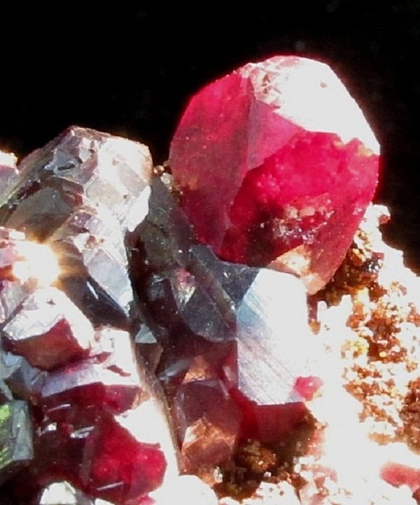 “Việc tạo ra được giả lập lượng tử từ ánh sáng chính là chiếc chén thánh của ngành khoa học. Chúng tôi đã có được một bước nhảy vọt thông qua việc tạo thành giả hạt Rydberg, vốn là chìa khóa của nghiên cứu”, giáo sư đến từ Trường Vật lý Thiên văn trực thuộc Đại học Thánh Andrews cho biết.