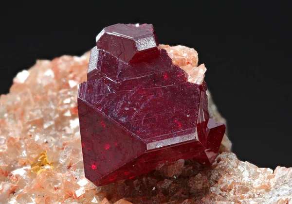 Loại đồng oxit này là một chất siêu dẫn, cho phép các điện tử di chuyển mà hoàn toàn không có điện trở, chứa các exciton Rydberg khổng lồ. Exciton là một trạng thái ràng buộc của một electron và một lỗ trống electron, hấp dẫn lẫn nhau bởi lực tĩnh điện Coulomb.