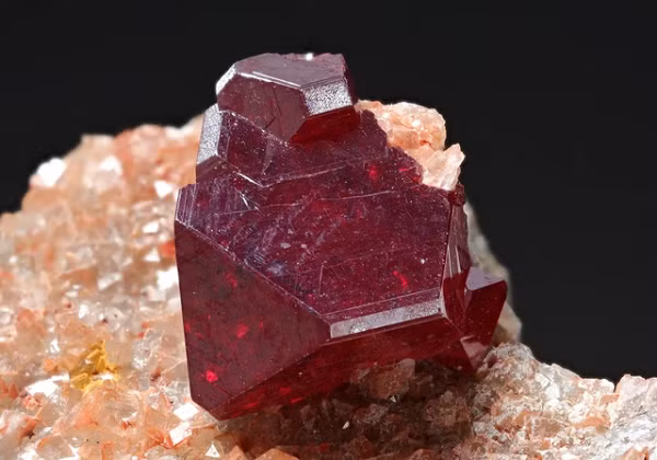 Loại đồng oxit này là một chất siêu dẫn, cho phép các điện tử di chuyển mà hoàn toàn không có điện trở, chứa các exciton Rydberg khổng lồ. Exciton là một trạng thái ràng buộc của một electron và một lỗ trống electron, hấp dẫn lẫn nhau bởi lực tĩnh điện Coulomb.