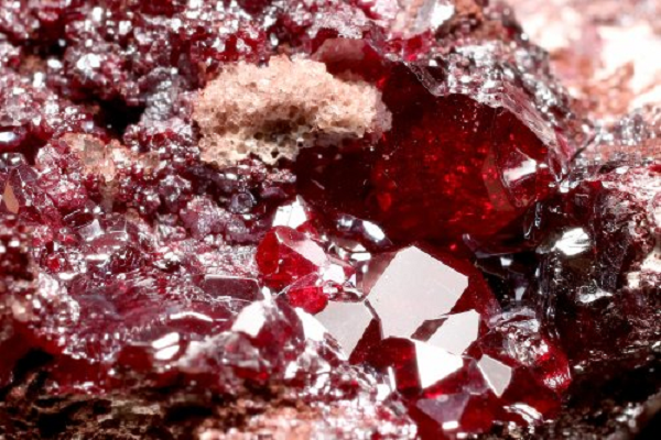 Tinh thể lấy ra từ viên đá quý cổ có thể được đánh bóng và làm mỏng nhỏ hơn chiều rộng của sợi tóc người, rồi kẹp giữa 2 tấm gương, tạo thành "bẫy ánh sáng".