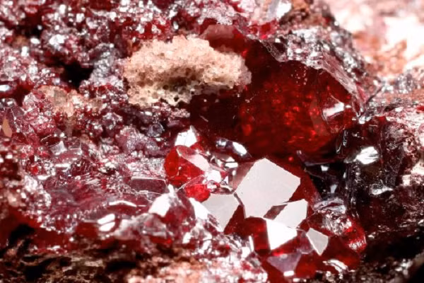 Tinh thể lấy ra từ viên đá quý cổ có thể được đánh bóng và làm mỏng nhỏ hơn chiều rộng của sợi tóc người, rồi kẹp giữa 2 tấm gương, tạo thành "bẫy ánh sáng".