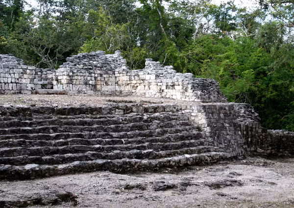 Dựa vào tiến bộ vượt bậc của người Maya, nhiều nhà nghiên cứu nghi ngờ liệu người Maya cổ đại có tiếp thu kiến thức tiên tiến về kỹ thuật, thiên văn học và toán học từ một thế giới nào khác không?