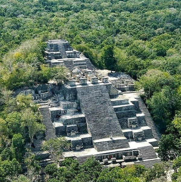 Luis Augusto García Rosado là quan chính phủ cao cấp của Mexico từng cho biết: "Giữa người Maya và người ngoài hành tinh từng có tiếp xúc, và có chứng cứ về một số bản phiên dịch nào đó. Nhưng chính phủ đã đem những chứng cứ này chôn giấu dưới lòng đất một thời gian rồi".
