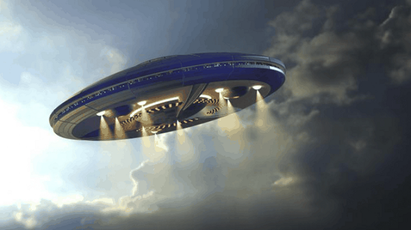 "Có nhiều vụ chạm trán với UFO hơn những gì đã được công khai", Ratcliffe nói trong cuộc phỏng vấn ngày 20/3 năm ngoái.