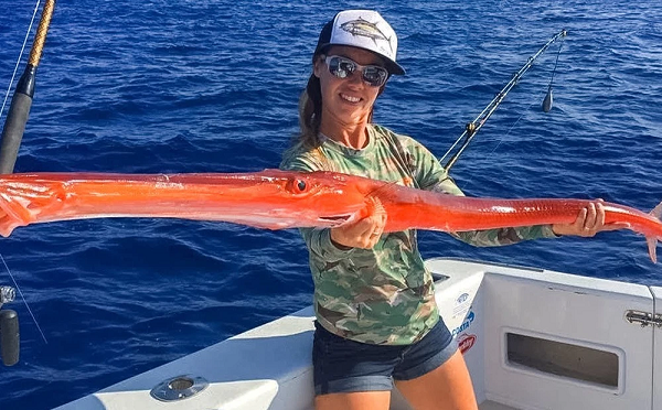 Khi đang đi câu ngoài khơi Thái Bình Dương ở Kona, Hawaii, nữ cần thủ đã kéo lên một sinh vật vô cùng kỳ lạ. Toàn thân của nó có màu đỏ tươi và phần miệng chiếm tới gần 1/3 chiều dài cơ thể.