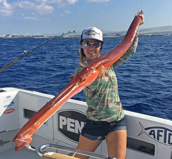 Sinh vật kỳ lạ này thực chất là một con cá lao không vảy (danh pháp khoa học: Fistularia petimba) khổng lồ. Đây là một cá hiếm cùng họ với cá ngựa, sống ở khu vực khu vực và cận nhiệt đới.