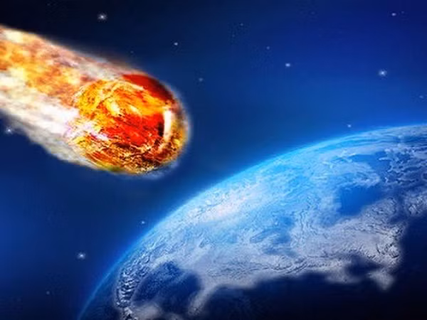 Điều này khiến nhiều người lo sợ về những lời tiên tri của Nostradamus. Trong cuốn sách "Trăm bài thơ" của mình, Nostradamus đã mô tả năm 2022 bằng những áng thơ sau: "Tôi đã nhìn thấy một ngọn lửa rơi trên bầu trời".