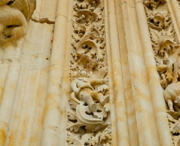 Cụ thể, hình điêu khắc phi hành gia xuất hiện trên lối vào Nhà thờ mới, ở vị trí cạnh bên, song song với cửa ra vào. Phi hành gia này ngồi trên một thân cây, với đầy đủ giày, mũ bảo hiểm, đặt trên ngực có vẻ như là thiết bị hô hấp, được nối với 2 ống đến chiếc ba lô ở phía sau lưng.