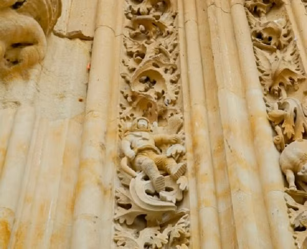 Cụ thể, hình điêu khắc phi hành gia xuất hiện trên lối vào Nhà thờ mới, ở vị trí cạnh bên, song song với cửa ra vào. Phi hành gia này ngồi trên một thân cây, với đầy đủ giày, mũ bảo hiểm, đặt trên ngực có vẻ như là thiết bị hô hấp, được nối với 2 ống đến chiếc ba lô ở phía sau lưng.