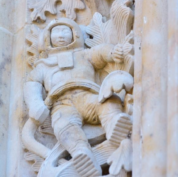 Bàn tay phải của người phi hành gia này đang nắm thứ gì đó như một cây dây leo, giống một loại yên cương được chòng qua eo. Bàn tay trái của anh túm vào một chiếc lá bên cạnh. Khuôn mặt anh biểu thị một trạng thái khá kinh ngạc.