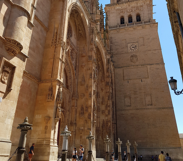 Quá trình tu bổ có lẽ đã được thực hiện bởi người thợ xây đá Miguel Romero dưới sự giám sát của Jerónimo García de Quiñones.