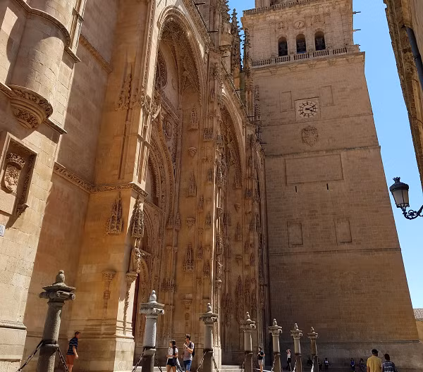 Quá trình tu bổ có lẽ đã được thực hiện bởi người thợ xây đá Miguel Romero dưới sự giám sát của Jerónimo García de Quiñones.