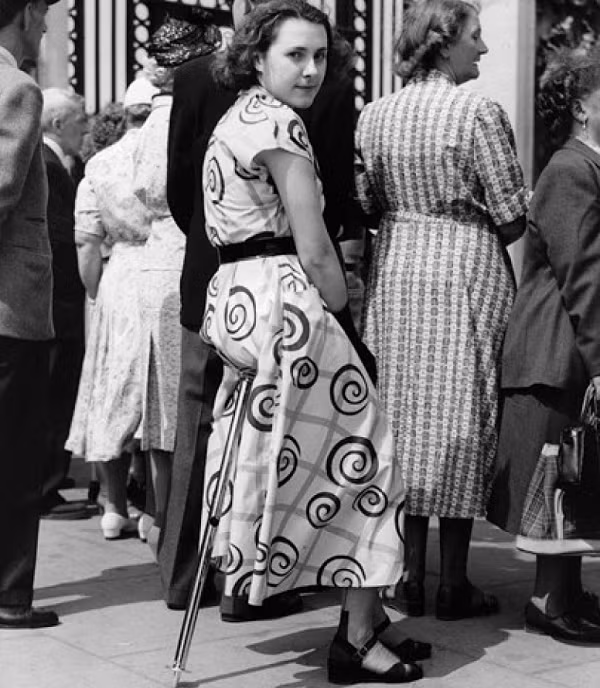 Ghế ngồi 1 chân: Những chiếc ghế 1 chân năm 1953 được thiết kế nhằm giúp người sử dụng có thể di chuyển dễ dàng và tiết kiệm diện tích khi ngồi.