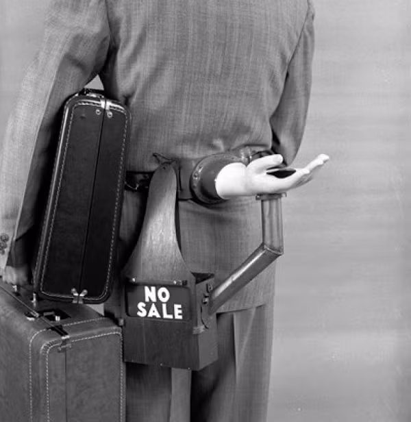 Nhà phát minh Russell E. Oakes đã công bố sản phẩm "máy yêu cầu tiền boa tự động" với một chiếc tay giả và một thùng tiền được gắn quanh thắt lưng của người phục vụ.