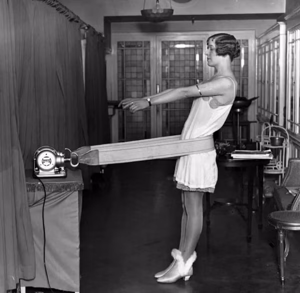 Máy đai rung được sử dụng để giảm mỡ. Đây là một máy giảm béo đã trở nên phổ biến trong những năm 1950 và 1960.