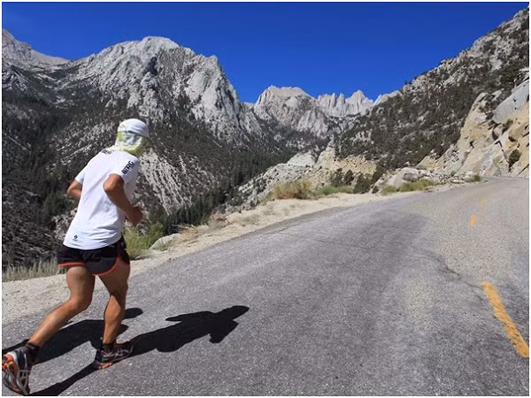 Con người có khả năng duy trì tốc độ trong một đường đua dài 20 dặm hoặc hơn - lâu hơn hầu hết các loài khác. Chúng ta có thể tiếp tục chạy và giữ mát cơ thể - điều giúp con người đôi khi vượt trội cả ngựa, vốn là đối thủ cạnh tranh đáng gờm nhất trong lĩnh vực này.