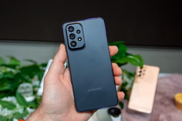 Máy có bốn sắc màu thời thượng là Xanh Dương Sôi Nổi, Cam Đào Cuốn Hút, Trắng Ngọc Tinh Tế, Đen Ghi Bí Ẩn, Galaxy A53 5G sẽ trở thành lựa chọn đáng tin cậy trong tầm giá.