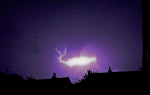 Sét hòn thường chuyển động theo phương nằm ngang với vận tốc vài mét một giây. Chúng có thể đứng yên trong không trung hoặc từ trên mây sà xuống mặt đất. Chúng ít khi bay lên như trường hợp các quả khí cầu nóng chuyển động trong không khí.