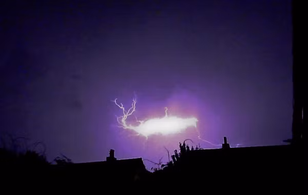 Sét hòn thường chuyển động theo phương nằm ngang với vận tốc vài mét một giây. Chúng có thể đứng yên trong không trung hoặc từ trên mây sà xuống mặt đất. Chúng ít khi bay lên như trường hợp các quả khí cầu nóng chuyển động trong không khí.