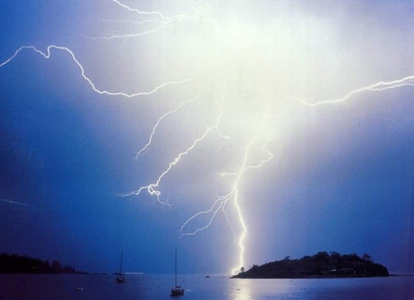 Quả cầu sét thường có màu đỏ, cam, vàng hoặc xanh lam được mô tả là đôi khi xâm nhập vào các tòa nhà và phát nổ, khiến khu vực đó bốc cháy hoặc thậm chí làm bị thương những người xung quanh. Các nhân chứng cũng ngửi thấy một mùi lưu huỳnh khác biệt khi nó biến mất.