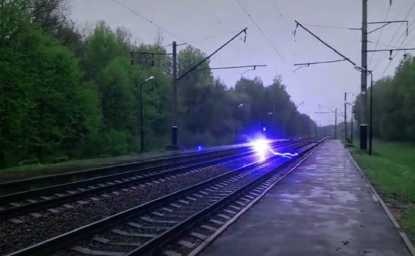 Nó thường gắn với những cơn giông, nhưng kéo dài lâu hơn đáng kể so với ánh sáng chớp nhoáng của tia sét. Sét hòn từng được cho là một hiện tượng hiếm. Những nghiên cứu gần đây đã chỉ ra rằng chỉ một số ít phần trăm dân chúng Mỹ đã từng chứng kiến nó.