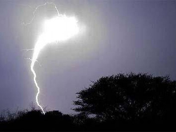 Một thế kỷ sau, nhà huyền bí người Anh Aleister Crowley đã mô tả chi tiết một "quả cầu điện chói lọi" xuất hiện trong ngôi nhà nhỏ của mình trong cuốn tự truyện. Ông cho biết quả cầu lơ lửng này ngay lập tức phát nổ, khiến ông hơi giật mình một chút.