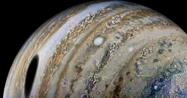 Một bóng đen bí ẩn xuất hiện trên bề mặt Sao Mộc - hành tinh lớn nhất Hệ Mặt trời khiến nhiều người bất ngờ. Đây là hình ảnh được tàu vũ trụ Juno của NASA ghi lại.