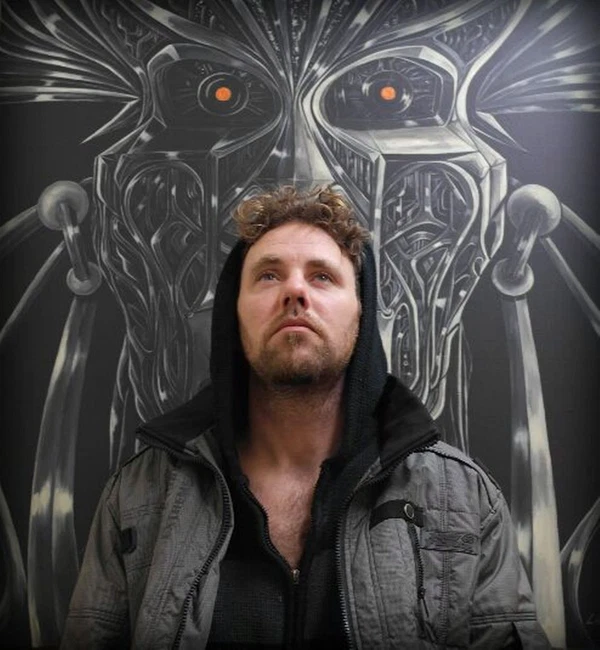 Nổi tiếng với những bức họa theo trường phái trừu tượng, họa sĩ bốc đồng người Anh Lloyd Canning cho biết, ý tưởng sáng tạo của anh bắt nguồn từ những cuộc gặp gỡ bất ngờ giữa anh và... người ngoài hành tinh.