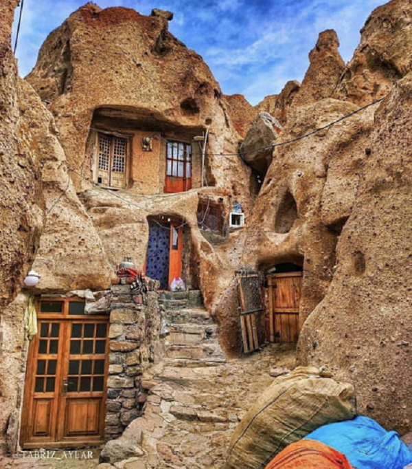 Người dân cho biết có một con sông bắt nguồn từ đỉnh núi Sahand chảy qua thung lũng, ở phía bắc con sông này có một dòng suối tự nhiên mà theo người dân địa phương đây là dòng suối thánh có công hiệu chữa khỏi bệnh sỏi thận.