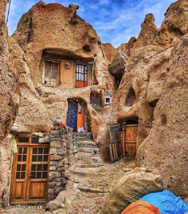 Người dân cho biết có một con sông bắt nguồn từ đỉnh núi Sahand chảy qua thung lũng, ở phía bắc con sông này có một dòng suối tự nhiên mà theo người dân địa phương đây là dòng suối thánh có công hiệu chữa khỏi bệnh sỏi thận.