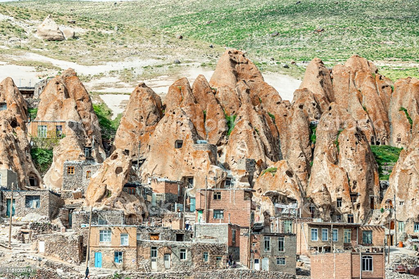 Một điều thú vị khác về những ngôi nhà này là không có cầu thang bên trong ngôi nhà, vậy nên nếu muốn lên tầng cao hơn, người ta phải sử dụng các bậc thang ngoài trời.