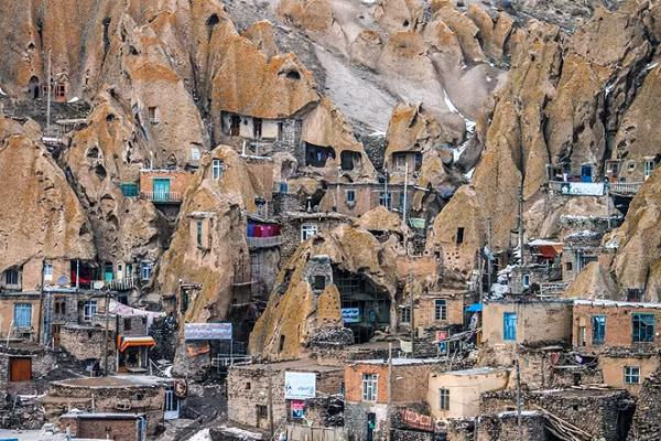 Ngôi làng Kandovan nằm ở phía tây nam cách thành phố Tabriz, tỉnh Đông Azerbaijan của Iran khoảng 60km. Theo truyền thuyết, những cư dân đầu tiên đến sống trong những chóp đá đó để trốn tránh quân xâm lược Mông Cổ.